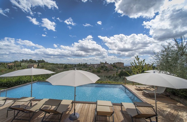 Spacious Luxury Apartment: pool, stunning views, 15-min walk from Siena center!