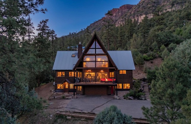 Spacious Luxury Home Close to Downtown and Ski, Private Hot Tub, Amazing Views