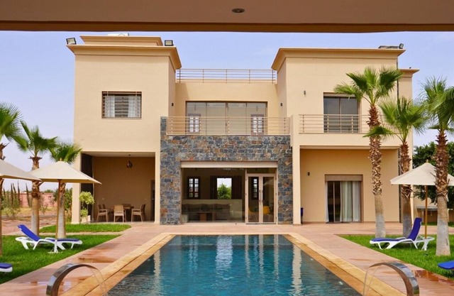 Spacious Marrakech villa w/AC & private pool — 5 bedrooms of pure charm!