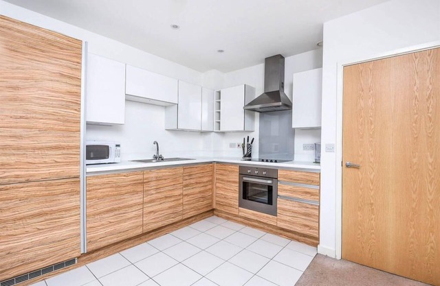 Spacious, Modern Close to Transport Links