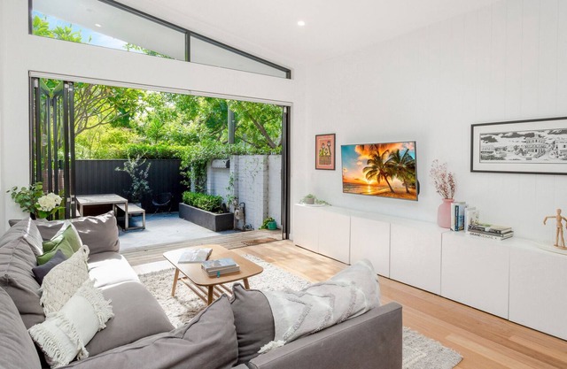 Spacious Modern Home Near Lively Surry Hills