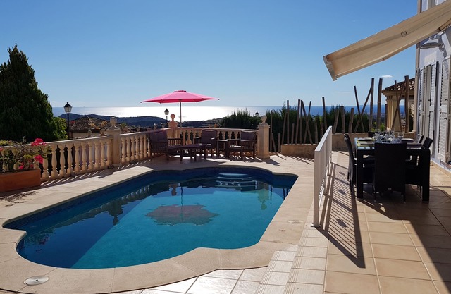 Spacious modern villa - fabulous sea views, free WIFI, beach & golf