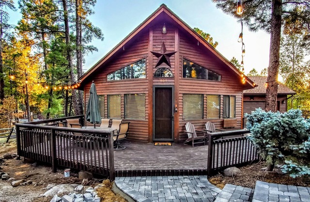 Spacious Munds Mountain retreat under the Pines with deck and Yard!