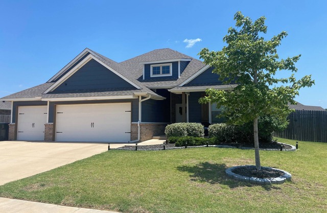 Spacious new 4-bedroom house with jetted tub, large backyard and outdoor TV