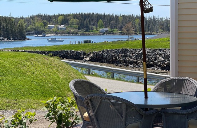 Spacious, Newly Remodeled House With Chef Kitchen On The Ocean