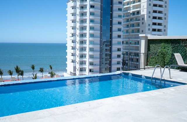 Spacious Ocean View/Golden Zone 1 Block to Beach
