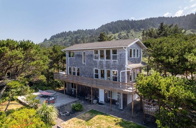 Spacious Ocean-View Home with Fireplace, Foosball, and Fire-pit, Huge Patio, Steps to the Beach