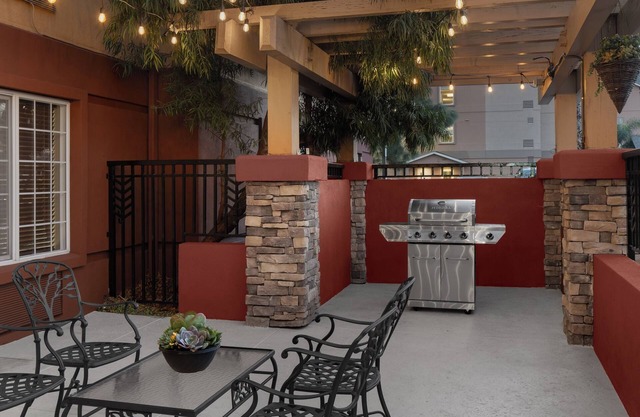 Spacious Pet-Friendly Suite w/Free Parking and Airport Shuttle near Pike Place