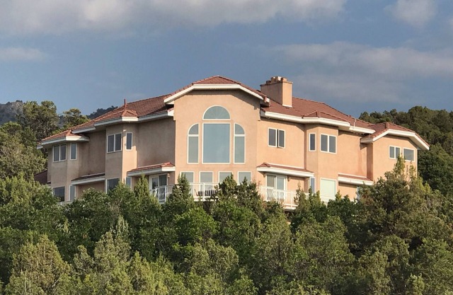 Spacious Ranch Getaway 8 BR + Office Events up to 60 Guests