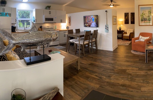Spacious & refreshing, The Mango Cottage: Near the beach & all things S. FL!