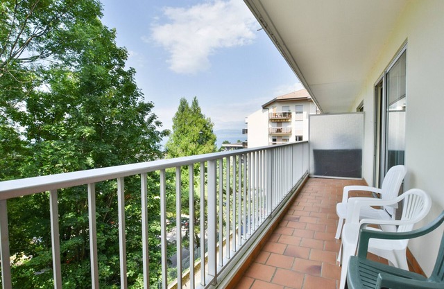 Spacious refurbished apartment with balcony and garage, near city center