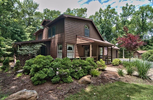Spacious, renovated modern home in Bear Creek Lake near Historic Jim Thorpe