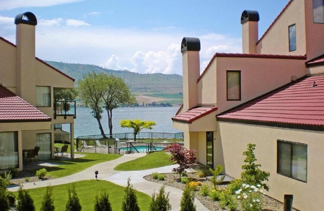 Spacious Resort Condos Fronting Beautiful Lake Chelan