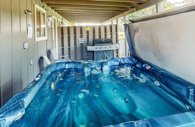 Spacious retreat with private hot tub, dog-friendly, arcade