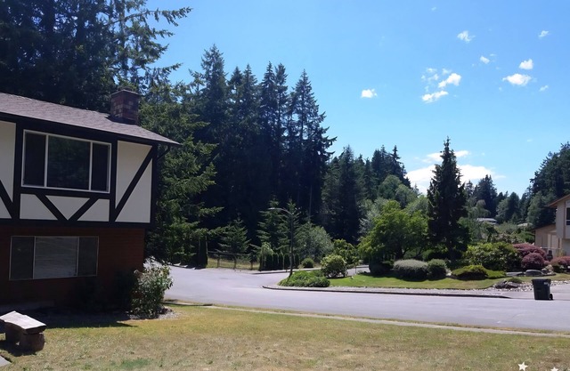 Spacious room with a private bathroom in a quiet house and a safe neighborhood