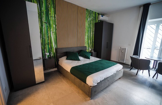 Spacious room with breakfast included, close to the Colosseum!