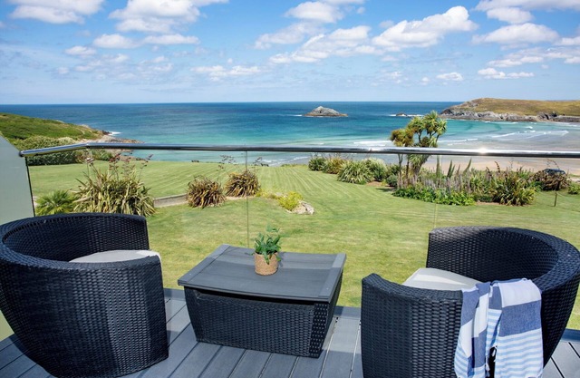 Spacious Sea View Apartment | Sleeps 8 | Dog-Friendly | Pool Access