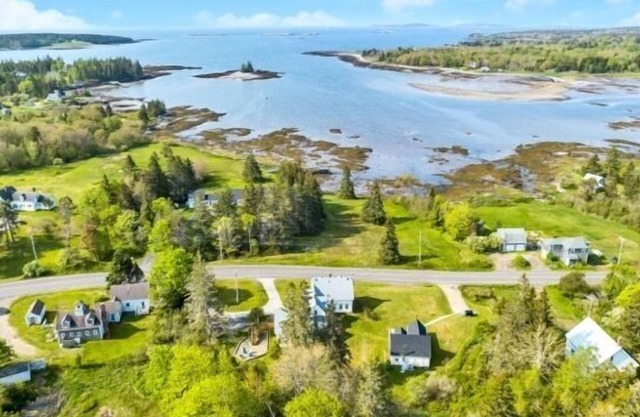 Spacious Seaside Farmhouse Retreat – Sleeps 16