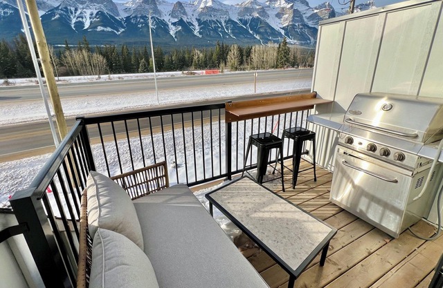 Spacious Separate Address Combo Up to 17 Retreat w/Hot Tub, Parking, AC & Views