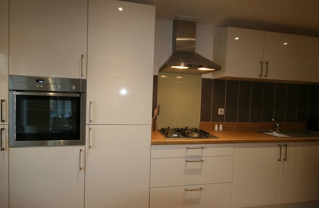 SPACIOUS SERVICED APARTMENT WITH 2 BEDROOMS IN THE HEART OF AYLESBURY.