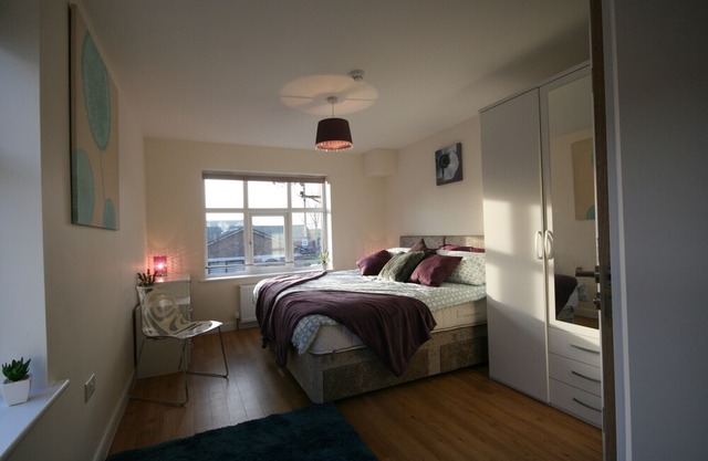 SPACIOUS SERVICED APARTMENT 2 BEDROOMS & 2 BATHROOMS IN THE HEART OF AYLESBURY.