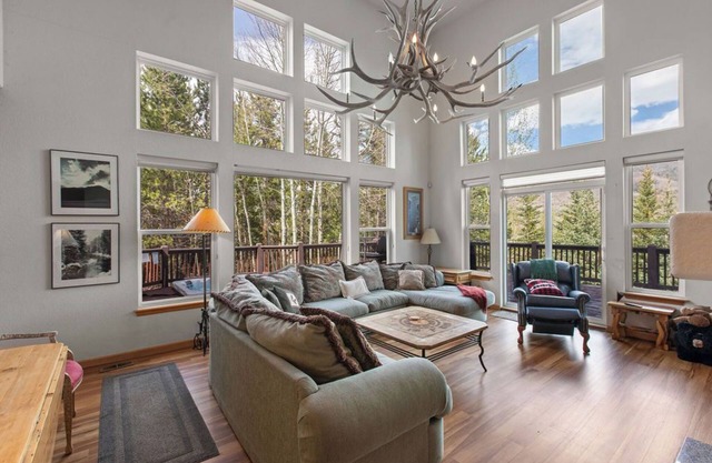 Spacious Ski Lodge - Sleeps 14 - Great Access - Mountain Views - Hot Tub