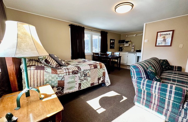 Spacious Studio with Kitchenette, Sitting Area and Full Bath!