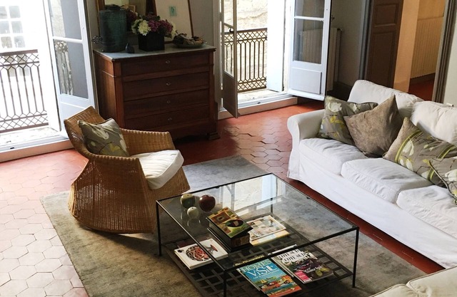 Spacious, stylish, comfortable apartment in the historic ❤️ of Pézenas.