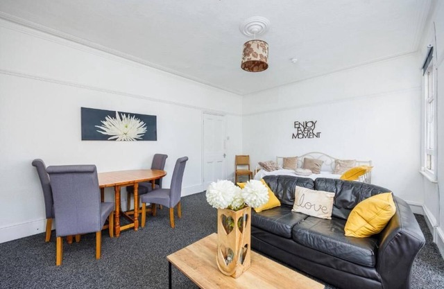 Spacious & Sunny 2BR City Centre Nr High St by Everhome Ltd