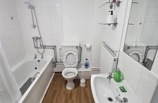 Spacious Three-Bedroom Apartment in Headingley with Modern Amenities