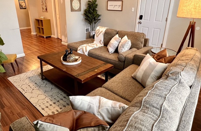 Spacious Tower Grove South 2 Bedroom - Pet Friendly - 4 Miles to SLU/Barnes