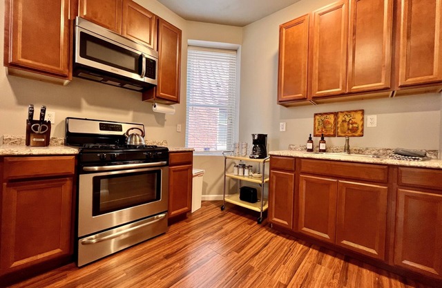 Spacious Tower Grove South 2 Bedroom - 4 Miles to SLU & Barnes