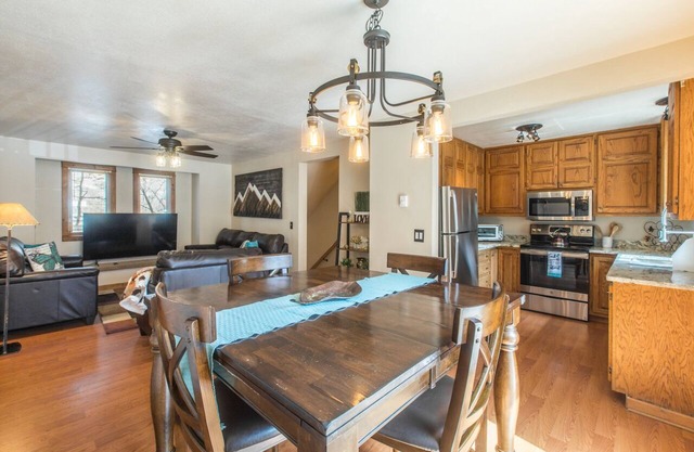 Spacious Townhome- Near Hot Springs Pool and Downtown Ouray- Pet Friendly!