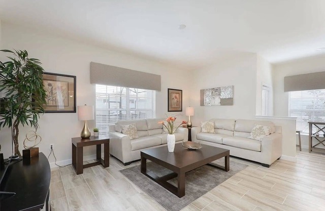 Spacious Townhome w/Pool – Storey Lake