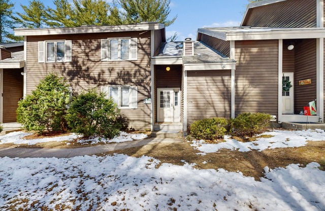 Spacious townhome with WiFi, deck, fireplace, & pool