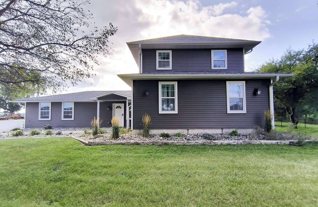 Spacious Updated Farmhouse with King Beds, WiFi, AC, Ping Pong, Yard, & Smart TV