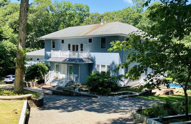 Spacious house next to the beach, Ferry and Eateries.