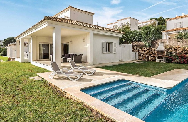 Spacious villa with great views over the town