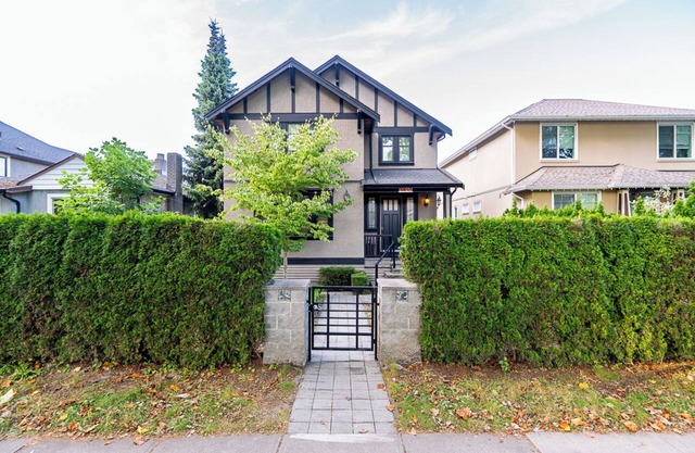 Spacious Vancouver 4BR 4.5BA Pool & Casino Setup