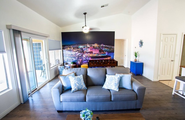 Spacious Vegas Home Retreat -Ideal for families & groups. Pets welcome!