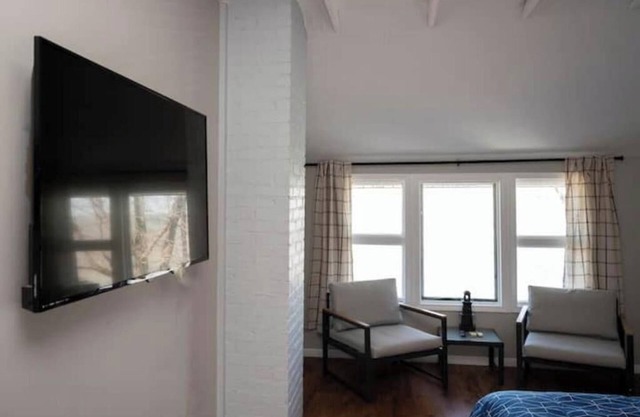 Spacious Vermilion House on the Lake