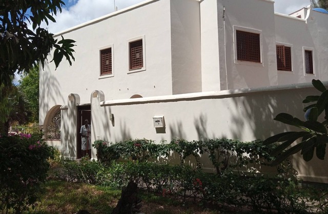 Spacious Villa on Malindi Beach with pool and restaurant next to Golf course