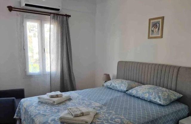 Spacious Villa w/porch & garden 5 min from the beach & bars street