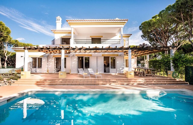 Spacious villa with pool in Praia Verde walking distance to beach with free wifi