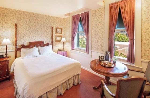 Spacious Vintage Room Ideal for Relaxing and Exploring Santa Rosa’s Wine Country