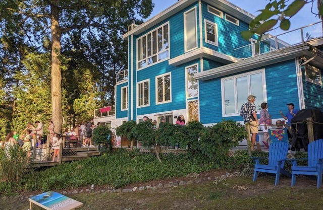 Spacious Waterfront 5-bedroom house in charming Annapolis with Hot Tub