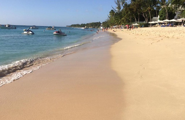 Spacious White House Villa 1 minute to sandy beaches