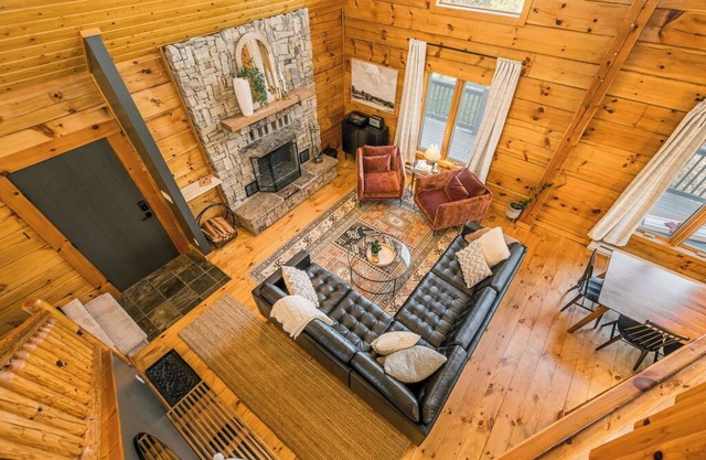 Speakeasy, Bunk Room, Hot Tub, Private 2 acres