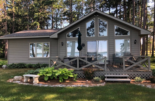 Special: 10% Winter/Spring Discount–Your Four-Season Getaway on West Twin Lake!