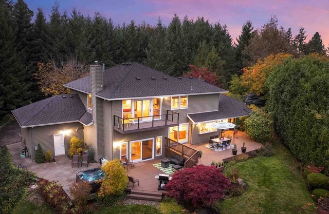 Spectacular Private Retreat on Five Acres, Huge Deck, Hot Tub w/Views, Game Room, Close to Portland